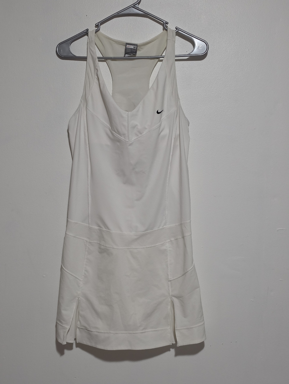Nike Fit Dry Women’s White V Neck Built-in Bra Tennis Athletic Dress SZ M. SEE